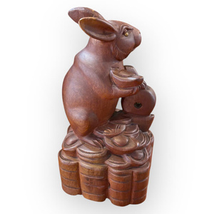 Se exhiben las exquisitas figuras de ratas talladas en madera de Huong. - Product Image 5