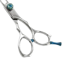 Ciseaux de coiffure professionnels en acier inoxydable, manche ergonomique incliné, fabrication pakistanaise pour salons et barbiers - Product Image 5