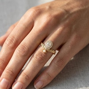 Anillo de Perlas Botánicas con Banda de Hojas y Diamante de Corte Pera Cultivado en Laboratorio, Oro Sólido de 14K, Joyería Perfecta para Boda o Compromiso para tu Pareja - Product Image 3