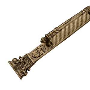 Poignée de porte d'entrée classique Aurelian Axis Grand | Poignée architecturale en laiton antique avec motifs de piliers sculptés pour portes de luxe - Product Image 3