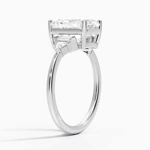 Bague de fiançailles solitaire Edie Art Déco en moissanite taille émeraude, plaqué or 14 carats, design trois pierres - Product Image 6