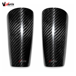 Espinilleras de fútbol personalizadas de fibra de carbono con protectores de pierna de neopreno y calentadores, modelo para una alta protección. - Product Image 6