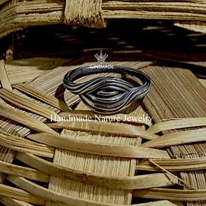 Anillo de Hoja de Plata de Ley Rústico Hecho a Mano, Joyería Fina Única, Banda Ondulada Estilo Boho, Inspirado en la Naturaleza, Clásico, Regalo de Compromiso o Aniversario - Product Image 1