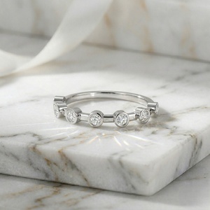 Anillo Minimalista con Engaste de Barra y Bisel Redondo de 0.45CTW - Product Image 1