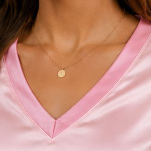 Ensemble de pyjama en satin rose clair personnalisé pour femmes, haut à manches courtes col en V et short, logo personnalisé, vêtements de nuit doux, OEM ODM. - Product Image 6