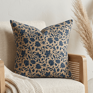 Housse de coussin moderne à motifs botaniques imprimés à la main, avec un motif de feuilles minimaliste élégant pour des intérieurs chaleureux, housse de coussin personnalisée - Product Image 1
