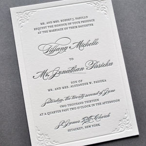 Carte d'invitation de mariage classique de luxe en relief avec logo personnalisé, taille personnalisée, design élégant en typographie, papier fantaisie, couleur personnalisée - Product Image 3