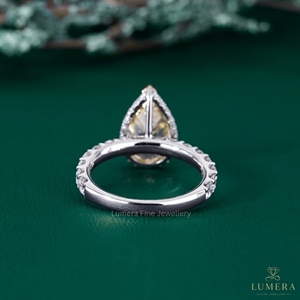Anillo de compromiso de oro macizo con diamante amarillo talla pera de laboratorio, banda micro pavé de diamantes con engaste compartido para mujer - Product Image 4