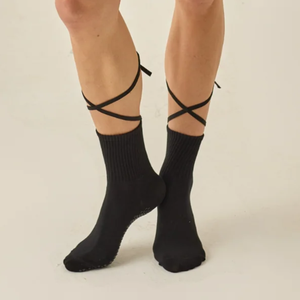 Chaussettes de Pilates de haute qualité pour femme, avec revers, logo personnalisé, antidérapantes, en coton, ajustement confortable, pour Pilates Reformer, Barre, Yoga, avec sangle et nœud - Product Image 5