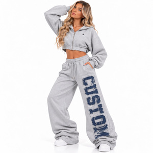 Ensemble de survêtement Essentials gris chiné pour femme : sweats à capuche courts zippés, appliques vieillies personnalisées, et joggers à jambes larges en molleton bouclette – Vente en gros - Product Image 2