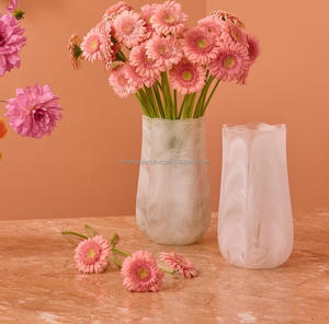 Florero de resina de estilo nórdico de alta calidad, diseño moderno con superficie rugosa de lujo hueca para uso decorativo de mesa - Product Image 1