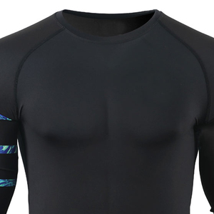 Maillot de bain à manches longues pour homme, noir avec rayures sublimées bleues sur les manches, séchage rapide, vêtements de fitness, sur mesure - Product Image 4