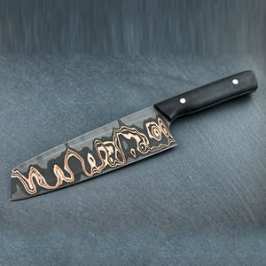 Cuchillo de cocina premium hecho a mano de cobre damasco con patrón decorativo y mango de madera de resina para uso culinario moderno. - Product Image 1