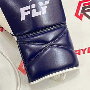 ถุงมือชกมวยหนังสีน้ำเงินขาว FLY พร้อมโลโก้ส่วนตัว สำหรับฝึกซ้อมคิกบ็อกซิ่ง มวยไทย มวยผสม - Product Image 3
