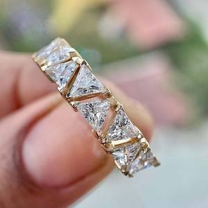 Anillo de media eternidad con diamante triangular de 1.52 quilates cultivado en laboratorio, con oro amarillo de 14 quilates, para regalo de promesa de matrimonio para novias - Product Image 1