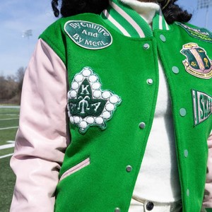 Chaqueta Varsity Verde con Diseño de Parches, Logotipo Bordado, Cuello Camisero, Corte Regular, Estilo Preppy Unisex, Ropa de Otoño - Product Image 3