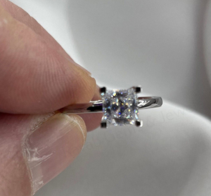 Anillo de compromiso de plata 925 con baño de rodio, circonita cúbica de corte princesa cuadrado de 6 mm con engaste de garras, para diseño clásico, joyería fina. - Product Image 2