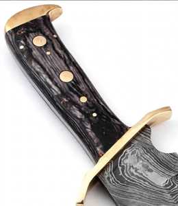 Couteau Bowie de survie d'extérieur à lame fixe en acier Damas artisanal, manche en corne de qualité supérieure, garde en laiton, robuste, pour usage en terrain et utilitaire - Product Image 4