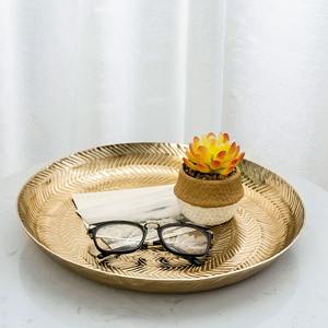 Bandeja Decorativa Moderna Cuadrada de Acero Inoxidable Dorado con Patrón Grabado en Chevron para Exhibición de Joyería y Artículos de Baño - Product Image 2