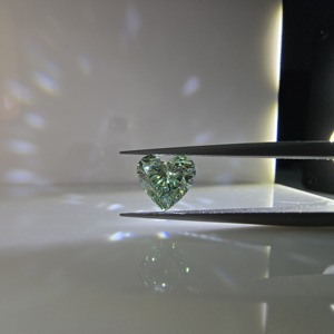 Diamant de laboratoire vert vif fantaisie en forme de cœur de 1,5 carat VS2 certifié IGI, diamant non monté pour la fabrication de bijoux, vente en gros - Product Image 2