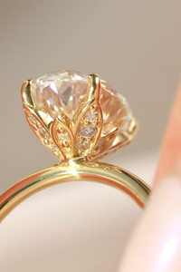 Bague de fiançailles en or 14 carats avec diamant ovale central et quatre griffes, bijoux de mariée - Product Image 3