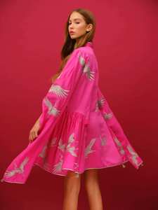 Robe longue ample et fluide en coton brodé style bohème pour femme, couleur rose, col en V, avec franges et liens à nouer - Product Image 4