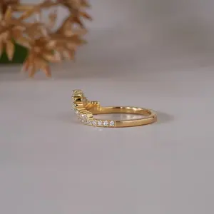Elegante Anillo de Banda Curva con Cristales Baguette y Redondos Chapados en Oro para Mujer, Joyería Minimalista para Boda, Aniversario o Compromiso - Product Image 6