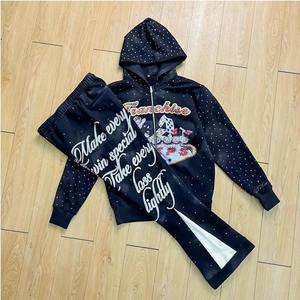 Ensemble de survêtement premium pour homme avec strass 2026 noir – Hoodie graphique à fermeture éclair intégrale et joggers imprimés calligraphie – Tenue streetwear HD - Product Image 1