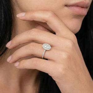 Anillo de Compromiso con Diamante Blanco de Corte Ovalado en Oro Blanco Sólido con Banda de Diamantes Micro Pavé, Engaste Clásico Halo y Regalo - Product Image 2