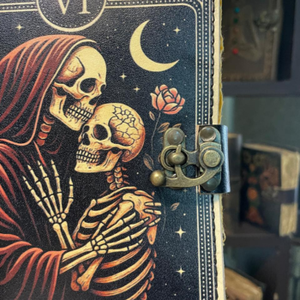 สมุดบันทึกปกหนังสีดำทำมือ สไตล์โกธิค ลายโครงกระดูก 'The Lovers' พร้อมกระดาษคอตตอนขอบดิบแบบวินเทจ - Product Image 4