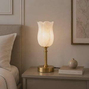 Lampe de table en laiton en forme de tulipe, design minimaliste, décoration intérieure, luminaire de chambre à coucher, style fleur durable - Product Image 2