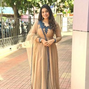Robe de mariée pakistanaise brodée à la main, Lehenga Choli en soie, tenue de mariage formelle pour femmes - Product Image 1