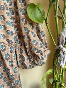 Vestido maxi de algodón con cuello en V, tejido, largo hasta el suelo, manga 3/4, estampado en bloques, estilo indio, informal, 100% algodón. - Product Image 3