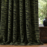 Rideaux en velours vert émeraude à rayures tigrées, draperies imprimées animalières maximalistes, décoration jungle glamour pour la maison