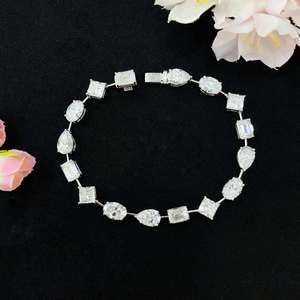 สร้อยข้อมือเทนนิสทองคำแท้ 18K ดีไซน์ผีเสื้อ ประดับเพชรขาวดำเจียระไนแบบบริลเลียนท์ ทรงกรงเล็บ สไตล์ฮิปฮอป สำหรับทั้งชายและหญิง เหมาะสำหรับเป็นของหมั้น - Product Image 3