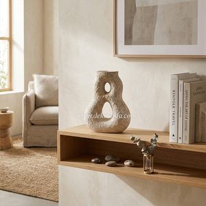 Vase en céramique rustique blanc Madera, style terre cuite, pour la décoration moderne de la maison et les accents intérieurs - Product Image 5