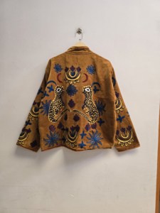 เสื้อแจ็คเก็ตกำมะหยี่สีทองพรีเมียมลายซูซานีสำหรับผู้หญิง ปักลายดอกไม้สีน้ำเงิน สไตล์ชาติพันธุ์โบฮีเมียน เสื้อคลุมดีไซน์เนอร์ ขายส่งส่งออก - Product Image 2