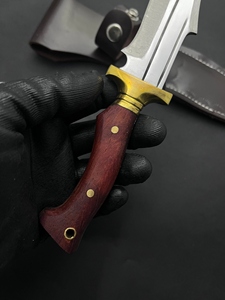 Cuchillo de Caza y Camping de Acero Inoxidable 4116, Hoja Fija con Borde Parcialmente Dentado, Mango de Madera de Paddock y Funda de Cuero - Product Image 3