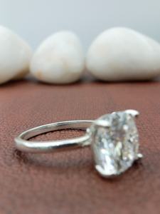 Bague solitaire personnalisée en or massif 14 carats avec diamant VVS de 2 carats de taille coussin, cultivé en laboratoire, certifié IGI – Cadeau d'anniversaire tendance - Product Image 3