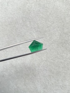Piedra de esmeralda zambiana de 6,97 quilates con corte pentagonal para la elaboración de joyería fina, piedra preciosa natural - Product Image 6