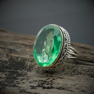 แหวนเพอริดอทดีไซน์วินเทจประดับพลอยสีเขียวรูปวงรีขนาดใหญ่ – เครื่องประดับสไตล์วินเทจ - Product Image 1