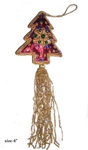 เครื่องประดับตกแต่งต้นคริสต์มาสทรงสี่เหลี่ยมทำมือจากอะคริลิคสีแดง พร้อมลายปักสีสันสดใสและรายละเอียดงานปักดิ้นทอง - Product Image 3