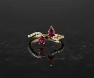 แหวนทองคำ 14KT สีเหลืองทอง ประดับทอย-เอ็ม-ออย ทับทิมธรรมชาติและเพชร พร้อมใบรับรอง - Product Image 1