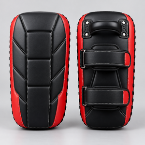 Pads de boxe thaï professionnels, rouge et noir, en cuir, avec sangles réglables à boucle auto-agrippante - Product Image 1