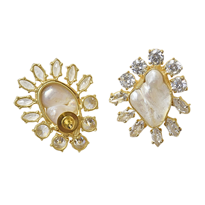 Pendientes de Perlas Barrocas Chapados en Oro de 18K para Mujer - Diseño Floral Étnico Vintage con Incrustaciones de Circonio - Product Image 6