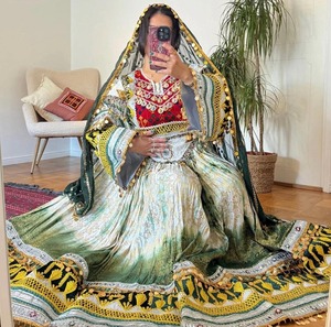 Salwar Kameez vert tie-dye brodé avec dupatta, robe ethnique de mariage pour femme, col montant, manches longues, longueur ras du sol, en coton ample - Product Image 4