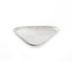 Elegante Bandeja Triangular Plateada con Acabado Texturizado Radiante de Rayos de Sol, de Alta Calidad, Perfecta para Decoración de Mesas Modernas - Product Image 2