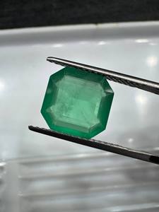 Émeraude zambienne sans huile 5,27 carats 11,75*11,30*5,28 mm certifiée IGI pour usage en joaillerie - Product Image 1