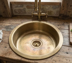 Lavabo redondo de latón tradicional de estilo rústico para diseño de baño étnico que combina la herencia con el uso funcional. - Product Image 1