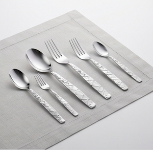 Cubiertos de acero inoxidable con diseño moderno, perfectos para bodas y eventos de cenas elegantes. - Product Image 1